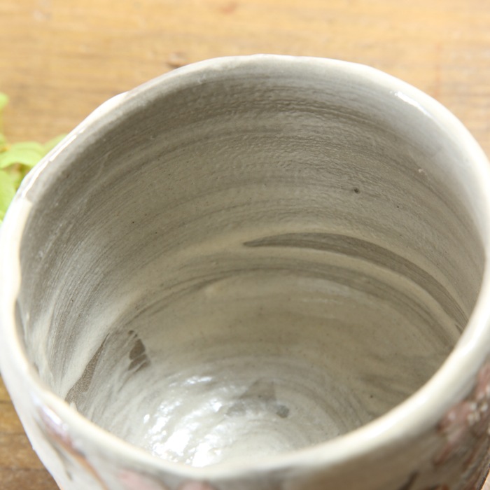 【益子焼】  大きめ荒土の夫婦湯呑み グレーの生地と刷毛目 さくら桜 夫婦湯呑みセット 丸形 一点物 （ 長寿のお祝い 退職祝い 退職記念 ご自分へのご褒美 などの贈り物にも）