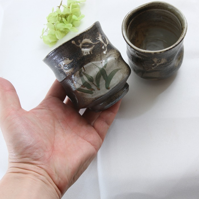 【益子焼】さぎ草模様の変形夫婦湯呑み 豪快なろくろの線 凹みあり【夫婦ペアセット】