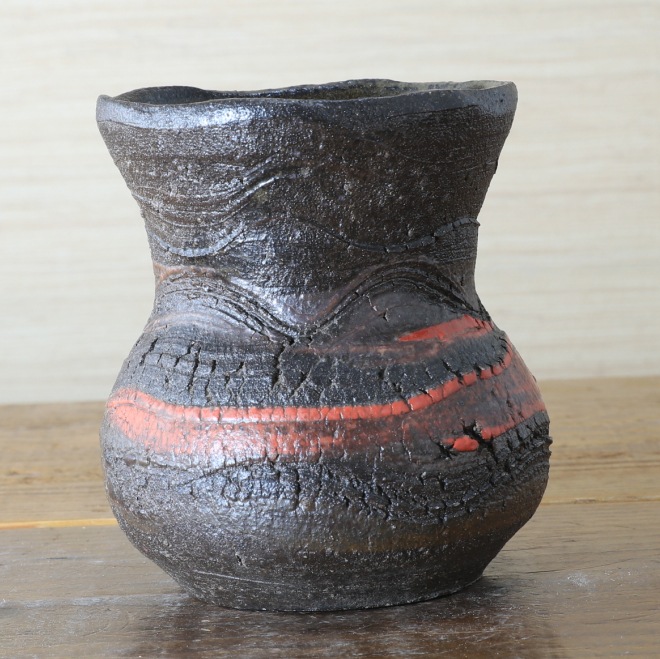 【益子焼】 花瓶 炭化焼 ろくろ成形 くし目 亀裂文様 花瓶 (高さ約11cm)一点物 【単品1個】