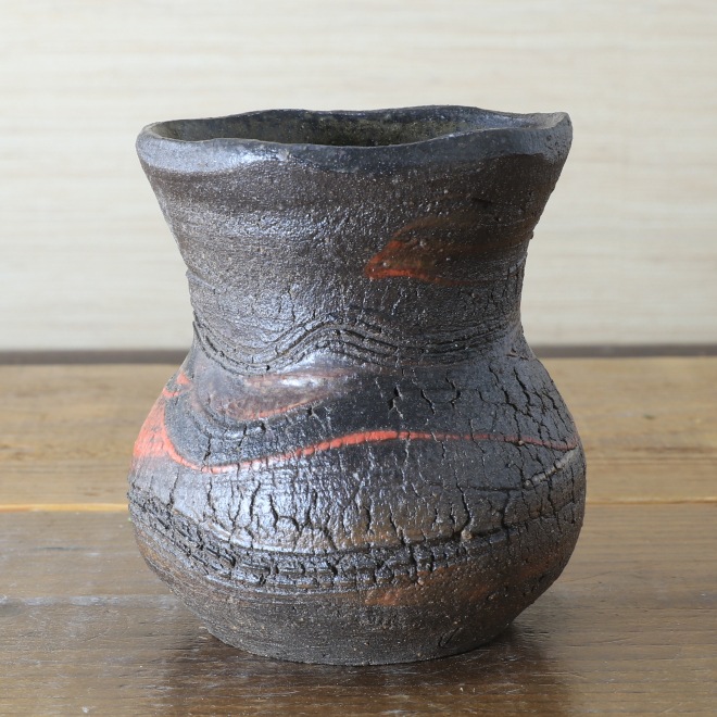 【益子焼】 花瓶 炭化焼 ろくろ成形 くし目 亀裂文様 花瓶 (高さ約11cm)一点物 【単品1個】