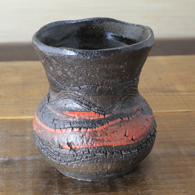 【益子焼】 花瓶 炭化焼 ろくろ成形 くし目 亀裂文様 花瓶 (高さ約11cm)一点物 【単品1個】
