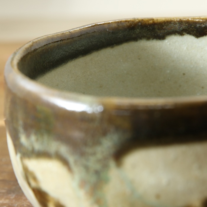 【益子焼】 抹茶碗 作家 横山雄一作 一点物　マット糠釉＆益子黒釉流し掛け 口径約11.5cm 素朴な益子焼の風合い　【単品1個】※桐箱は別売となります