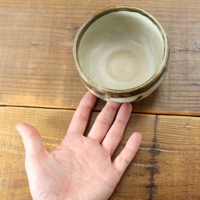 【益子焼】 抹茶碗 作家 横山雄一作 一点物　マット糠釉＆益子黒釉流し掛け 口径約11.5cm 素朴な益子焼の風合い　【単品1個】※桐箱は別売となります