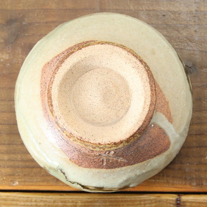 【益子焼】 抹茶碗 作家 横山雄一作 一点物　マット糠釉＆益子黒釉流し掛け 口径約11.5cm 素朴な益子焼の風合い　【単品1個】※桐箱は別売となります