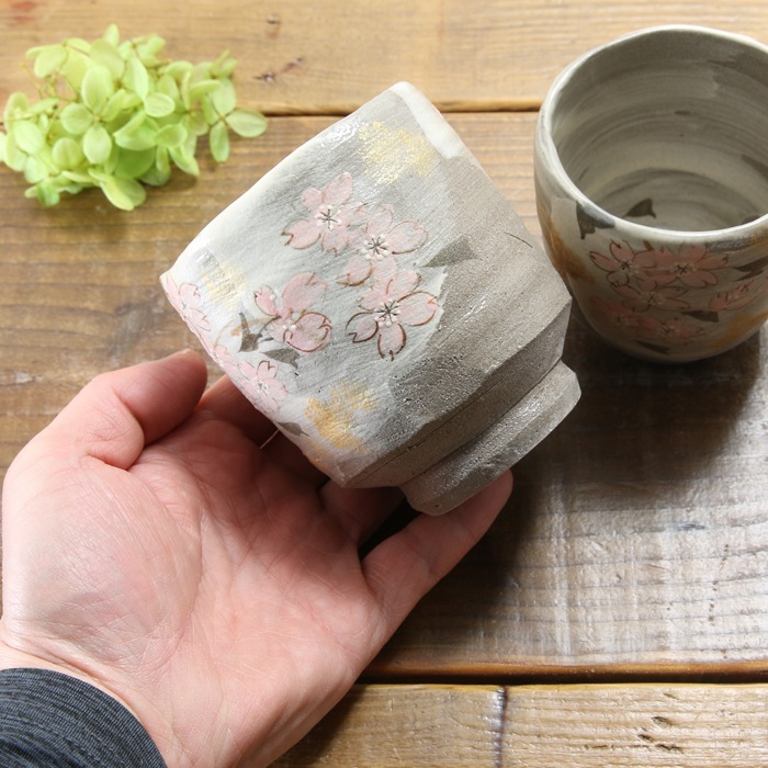 【益子焼】 大きめ荒土の夫婦湯呑み グレーの生地と刷毛目 さくら桜 夫婦湯呑みセット 丸形 一点物 ( 長寿のお祝い 退職祝い 退職記念 ご自分へのご褒美 などの贈り物にも)