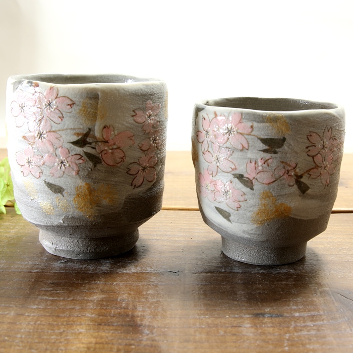 【益子焼】 大きめ荒土の夫婦湯呑み グレーの生地と刷毛目 さくら桜 夫婦湯呑みセット 丸形 一点物 ( 長寿のお祝い 退職祝い 退職記念 ご自分へのご褒美 などの贈り物にも)