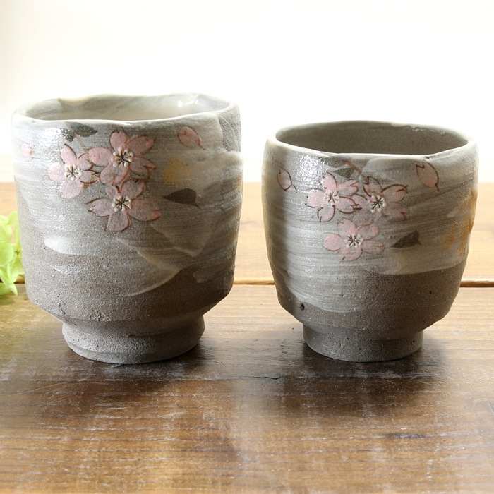 【益子焼】 大きめ荒土の夫婦湯呑み グレーの生地と刷毛目 さくら桜 夫婦湯呑みセット 丸形 一点物 ( 長寿のお祝い 退職祝い 退職記念 ご自分へのご褒美 などの贈り物にも)
