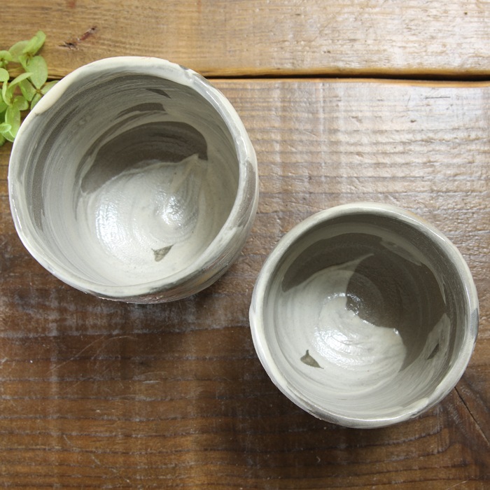 【益子焼】 大きめ荒土の夫婦湯呑み グレーの生地と刷毛目 さくら桜 夫婦湯呑みセット 丸形 一点物 ( 長寿のお祝い 退職祝い 退職記念 ご自分へのご褒美 などの贈り物にも)