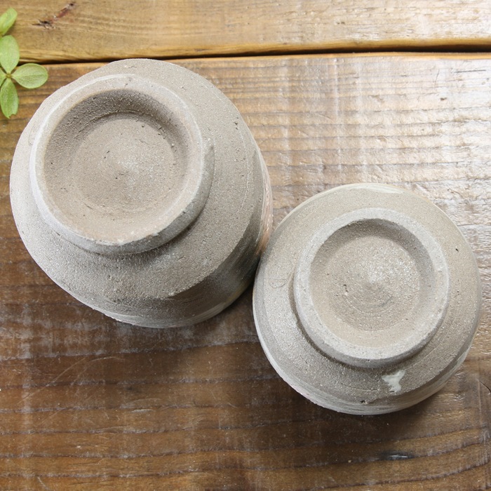 【益子焼】 大きめ荒土の夫婦湯呑み グレーの生地と刷毛目 さくら桜 夫婦湯呑みセット 丸形 一点物 ( 長寿のお祝い 退職祝い 退職記念 ご自分へのご褒美 などの贈り物にも)