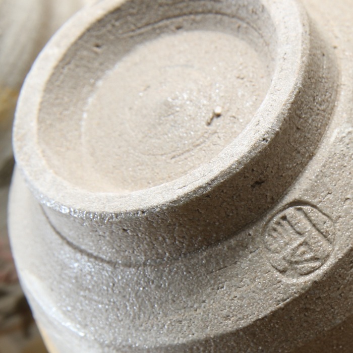 【益子焼】 大きめ荒土の夫婦湯呑み グレーの生地と刷毛目 さくら桜 夫婦湯呑みセット 丸形 一点物 ( 長寿のお祝い 退職祝い 退職記念 ご自分へのご褒美 などの贈り物にも)