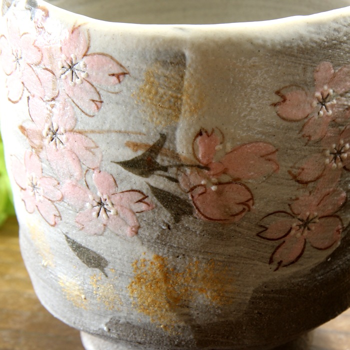 【益子焼】 大きめ荒土の夫婦湯呑み グレーの生地と刷毛目 さくら桜 夫婦湯呑みセット 丸形 一点物 ( 長寿のお祝い 退職祝い 退職記念 ご自分へのご褒美 などの贈り物にも)