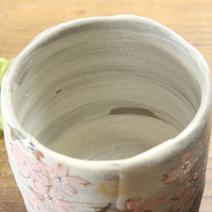 【益子焼】 大きめ荒土の夫婦湯呑み グレーの生地と刷毛目 さくら桜 夫婦湯呑みセット 丸形 一点物 ( 長寿のお祝い 退職祝い 退職記念 ご自分へのご褒美 などの贈り物にも)