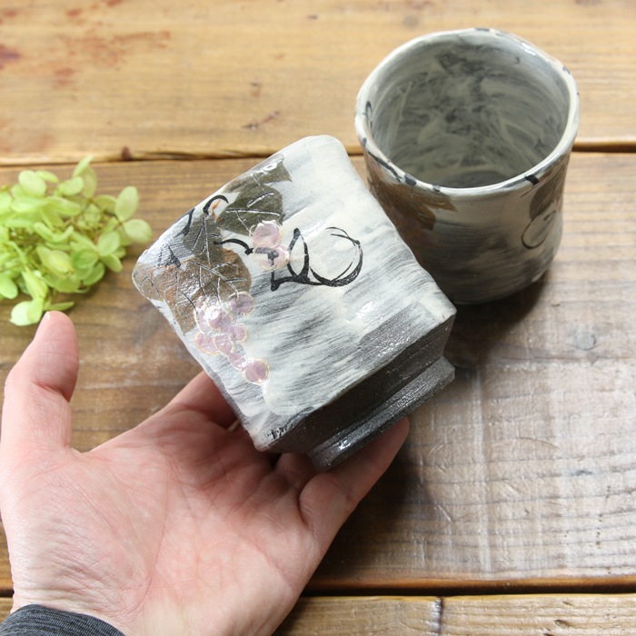 【益子焼】  大きめ荒土の夫婦湯呑み グレーの生地と刷毛目 野ぶどう 金縁取り 夫婦湯呑みセット 一点物 （ 長寿のお祝い 退職祝い 退職記念 ご自分へのご褒美 などの贈り物にも）