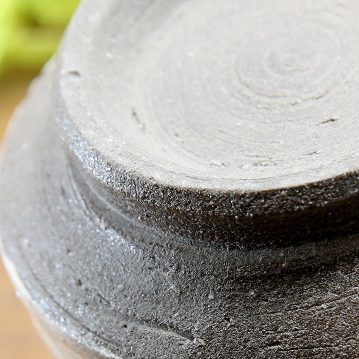 【益子焼】  大きめ荒土の夫婦湯呑み グレーの生地と刷毛目 野ぶどう 金縁取り 夫婦湯呑みセット 一点物 （ 長寿のお祝い 退職祝い 退職記念 ご自分へのご褒美 などの贈り物にも）