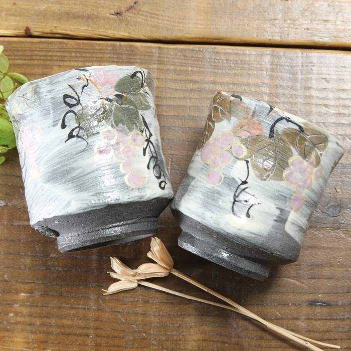 【益子焼】  大きめ荒土の夫婦湯呑み グレーの生地と刷毛目 野ぶどう 金縁取り 夫婦湯呑みセット 一点物 （ 長寿のお祝い 退職祝い 退職記念 ご自分へのご褒美 などの贈り物にも）