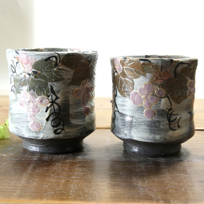 【益子焼】  大きめ荒土の夫婦湯呑み グレーの生地と刷毛目 野ぶどう 金縁取り 夫婦湯呑みセット 一点物 （ 長寿のお祝い 退職祝い 退職記念 ご自分へのご褒美 などの贈り物にも）