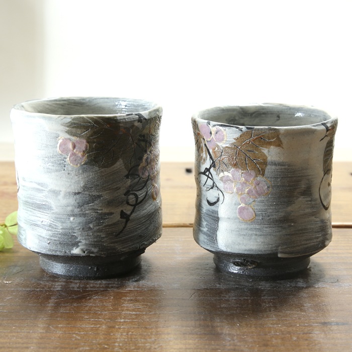 【益子焼】  大きめ荒土の夫婦湯呑み グレーの生地と刷毛目 野ぶどう 金縁取り 夫婦湯呑みセット 一点物 （ 長寿のお祝い 退職祝い 退職記念 ご自分へのご褒美 などの贈り物にも）