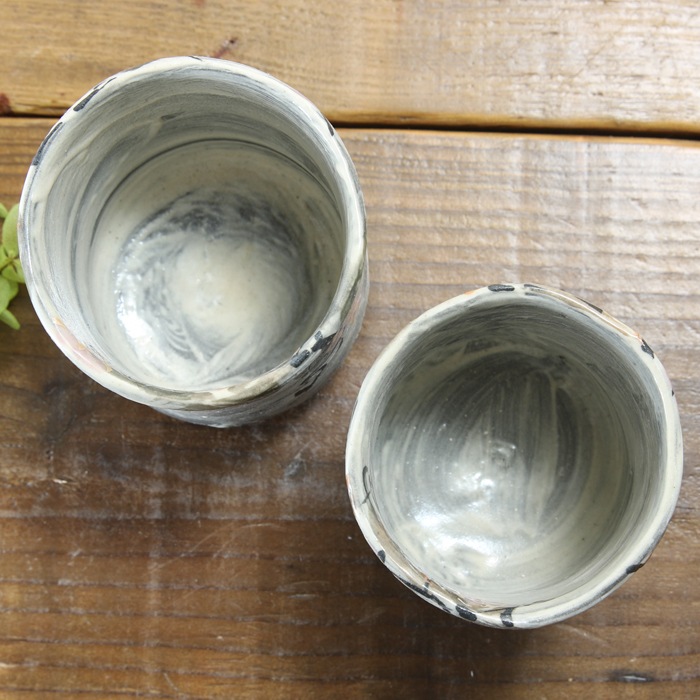 【益子焼】  大きめ荒土の夫婦湯呑み グレーの生地と刷毛目 野ぶどう 金縁取り 夫婦湯呑みセット 一点物 （ 長寿のお祝い 退職祝い 退職記念 ご自分へのご褒美 などの贈り物にも）