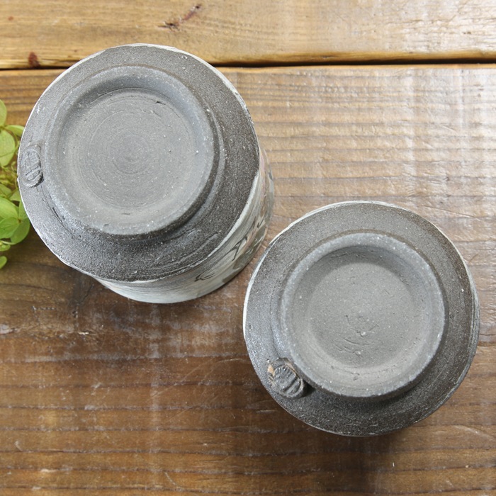 【益子焼】  大きめ荒土の夫婦湯呑み グレーの生地と刷毛目 野ぶどう 金縁取り 夫婦湯呑みセット 一点物 （ 長寿のお祝い 退職祝い 退職記念 ご自分へのご褒美 などの贈り物にも）