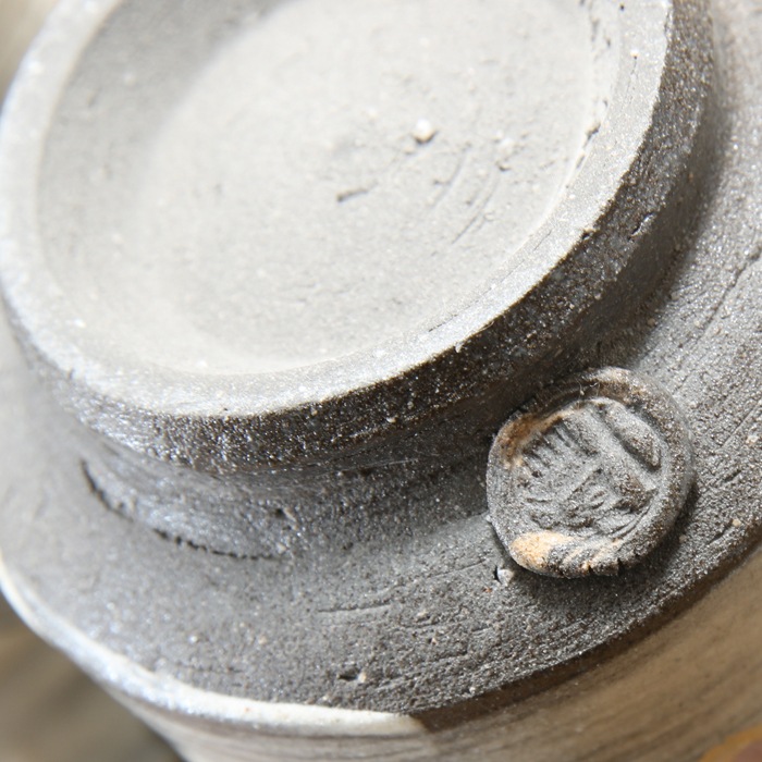 【益子焼】  大きめ荒土の夫婦湯呑み グレーの生地と刷毛目 野ぶどう 金縁取り 夫婦湯呑みセット 一点物 （ 長寿のお祝い 退職祝い 退職記念 ご自分へのご褒美 などの贈り物にも）