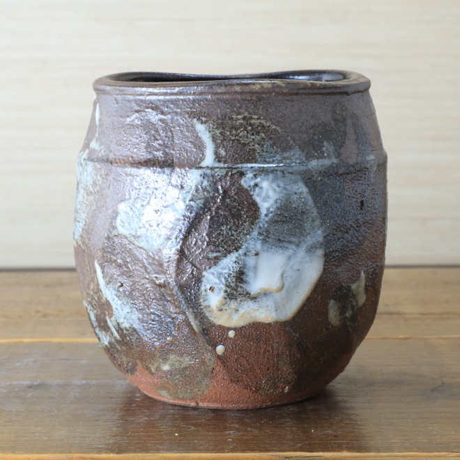 【益子焼】 花瓶 楕円に歪ませた丸花瓶 炭化焼 ろくろ成形 表面の面取り 茶と白の泥塗り (高さ約13.5cm)一点物 【単品1個】