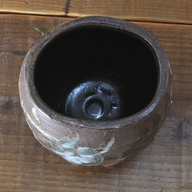 【益子焼】 花瓶 楕円に歪ませた丸花瓶 炭化焼 ろくろ成形 表面の面取り 茶と白の泥塗り (高さ約13.5cm)一点物 【単品1個】