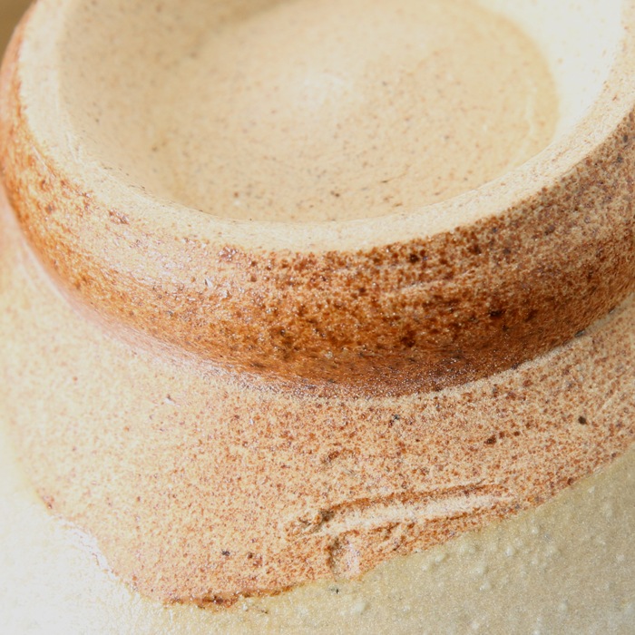 【益子焼】 抹茶碗 作家 横山雄一作 一点物　マット糠釉＆3つの鉄刷毛文様 口径約13.5cm 素朴な益子焼の風合い　【単品1個】※桐箱は別売となります