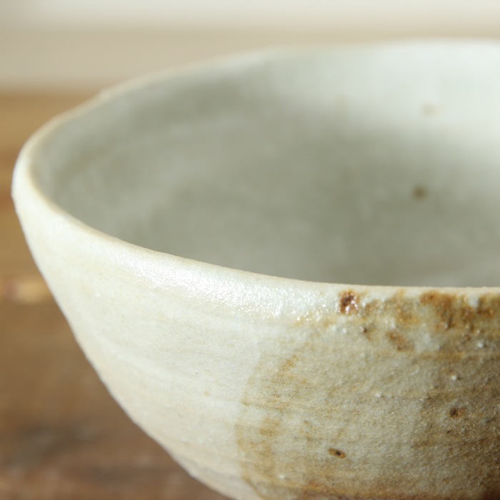 【益子焼】 抹茶碗 作家 横山雄一作 一点物　マット糠釉＆3つの鉄刷毛文様 口径約13.5cm 素朴な益子焼の風合い　【単品1個】※桐箱は別売となります