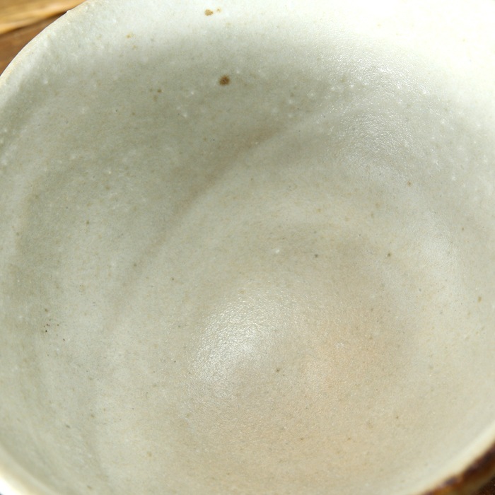 【益子焼】 抹茶碗 作家 横山雄一作 一点物　マット糠釉＆3つの鉄刷毛文様 口径約13.5cm 素朴な益子焼の風合い　【単品1個】※桐箱は別売となります