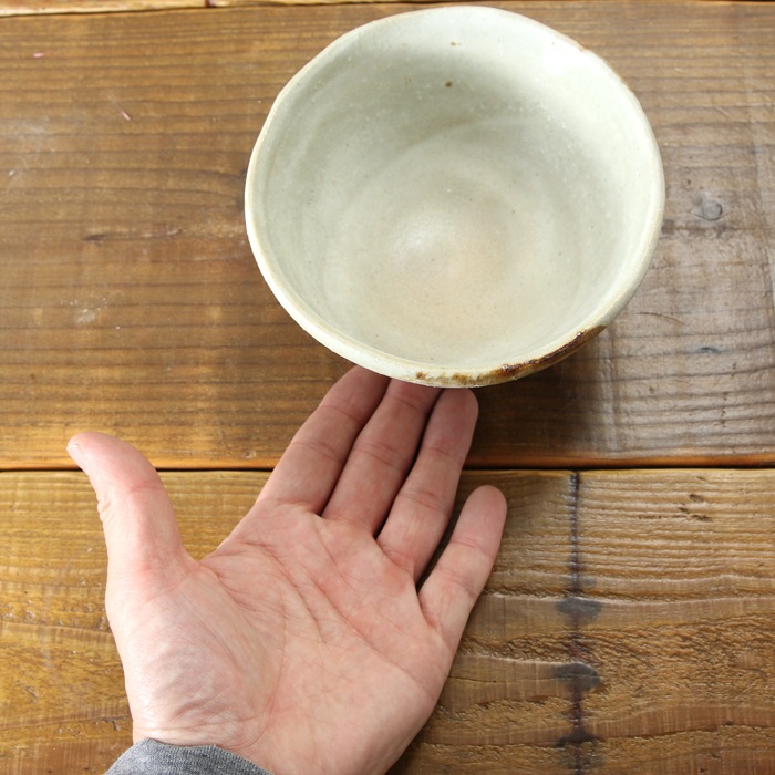 【益子焼】 抹茶碗 作家 横山雄一作 一点物　マット糠釉＆3つの鉄刷毛文様 口径約13.5cm 素朴な益子焼の風合い　【単品1個】※桐箱は別売となります