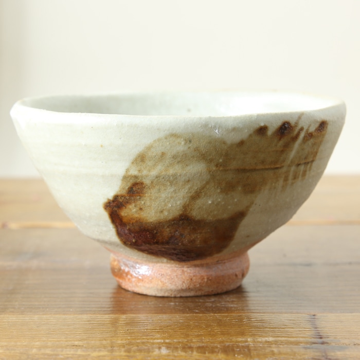 【益子焼】 抹茶碗 作家 横山雄一作 一点物　マット糠釉＆3つの鉄刷毛文様 口径約13.5cm 素朴な益子焼の風合い　【単品1個】※桐箱は別売となります