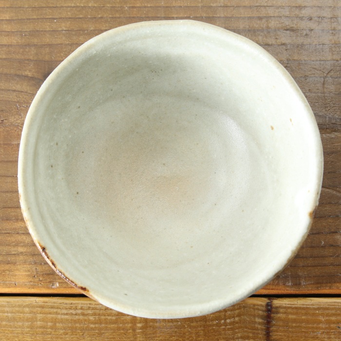 【益子焼】 抹茶碗 作家 横山雄一作 一点物　マット糠釉＆3つの鉄刷毛文様 口径約13.5cm 素朴な益子焼の風合い　【単品1個】※桐箱は別売となります