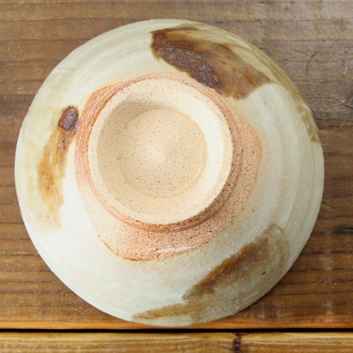 【益子焼】 抹茶碗 作家 横山雄一作 一点物　マット糠釉＆3つの鉄刷毛文様 口径約13.5cm 素朴な益子焼の風合い　【単品1個】※桐箱は別売となります