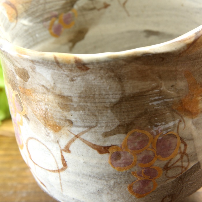 【益子焼】  荒土の湯呑み 単品 グレーの生地と刷毛目 野ぶどう 金縁取り 湯呑み単品 一点物 （ 長寿のお祝い 退職祝い 退職記念 ご自分へのご褒美 などの贈り物にも）