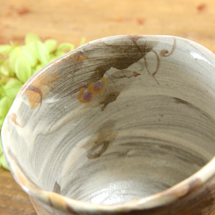 【益子焼】  荒土の湯呑み 単品 グレーの生地と刷毛目 野ぶどう 金縁取り 湯呑み単品 一点物 （ 長寿のお祝い 退職祝い 退職記念 ご自分へのご褒美 などの贈り物にも）