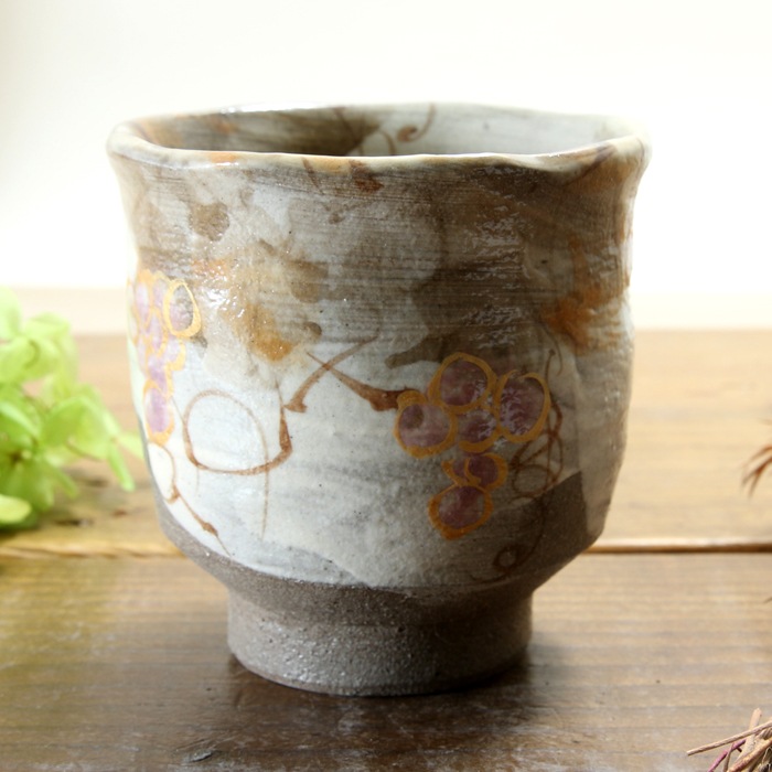【益子焼】  荒土の湯呑み 単品 グレーの生地と刷毛目 野ぶどう 金縁取り 湯呑み単品 一点物 （ 長寿のお祝い 退職祝い 退職記念 ご自分へのご褒美 などの贈り物にも）