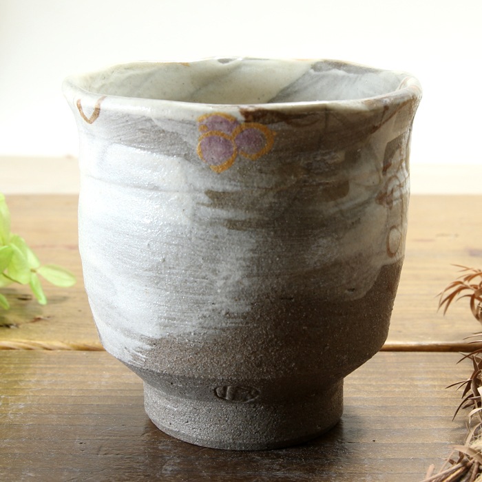 【益子焼】  荒土の湯呑み 単品 グレーの生地と刷毛目 野ぶどう 金縁取り 湯呑み単品 一点物 （ 長寿のお祝い 退職祝い 退職記念 ご自分へのご褒美 などの贈り物にも）