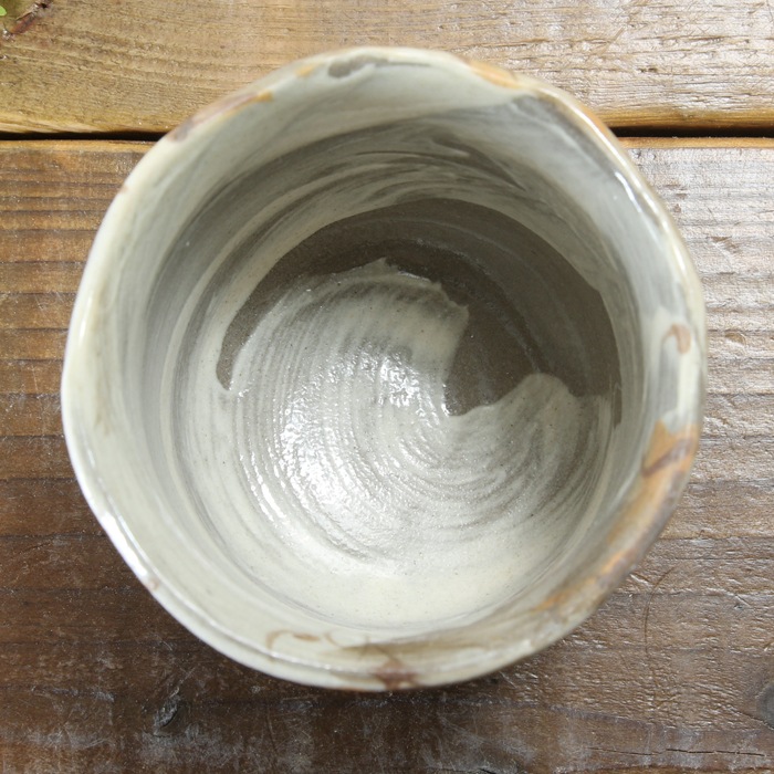 【益子焼】  荒土の湯呑み 単品 グレーの生地と刷毛目 野ぶどう 金縁取り 湯呑み単品 一点物 （ 長寿のお祝い 退職祝い 退職記念 ご自分へのご褒美 などの贈り物にも）