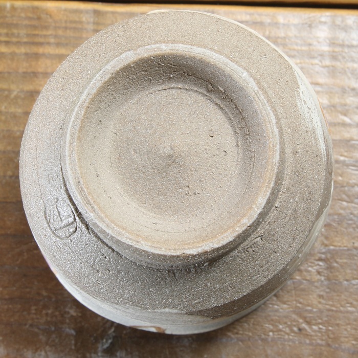 【益子焼】  荒土の湯呑み 単品 グレーの生地と刷毛目 野ぶどう 金縁取り 湯呑み単品 一点物 （ 長寿のお祝い 退職祝い 退職記念 ご自分へのご褒美 などの贈り物にも）