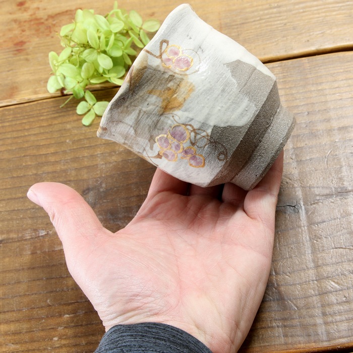 【益子焼】  荒土の湯呑み 単品 グレーの生地と刷毛目 野ぶどう 金縁取り 湯呑み単品 一点物 （ 長寿のお祝い 退職祝い 退職記念 ご自分へのご褒美 などの贈り物にも）