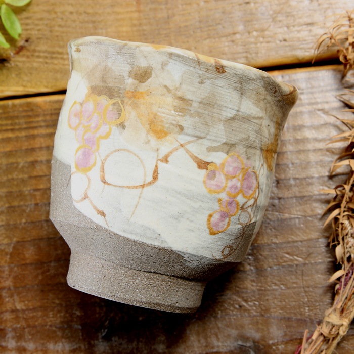 【益子焼】  荒土の湯呑み 単品 グレーの生地と刷毛目 野ぶどう 金縁取り 湯呑み単品 一点物 （ 長寿のお祝い 退職祝い 退職記念 ご自分へのご褒美 などの贈り物にも）