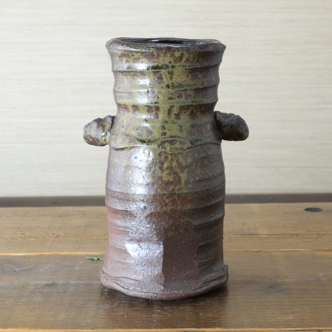 【益子焼】 花器 花瓶 花びん フラワーベース 花生け 花活け 耳付き荒面取り筒花瓶 炭化焼無地 高さ19cm 一点物