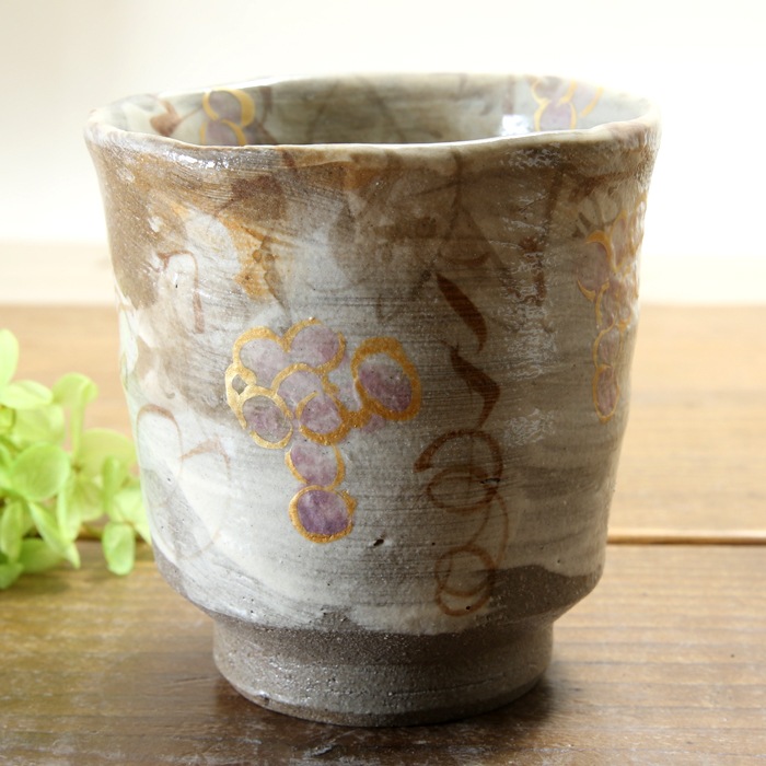 【益子焼】  荒土の湯呑み 単品 グレーの生地と刷毛目 野ぶどう 金縁取り 湯呑み単品 一点物 （ 長寿のお祝い 退職祝い 退職記念 ご自分へのご褒美 などの贈り物にも）