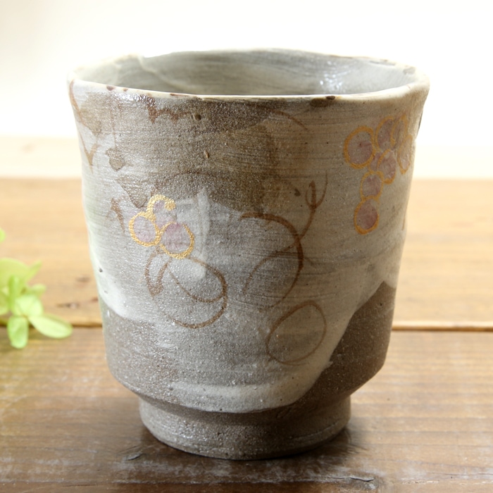 【益子焼】  荒土の湯呑み 単品 グレーの生地と刷毛目 野ぶどう 金縁取り 湯呑み単品 一点物 （ 長寿のお祝い 退職祝い 退職記念 ご自分へのご褒美 などの贈り物にも）