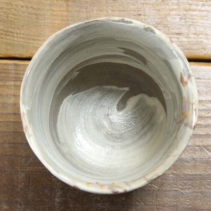 【益子焼】  荒土の湯呑み 単品 グレーの生地と刷毛目 野ぶどう 金縁取り 湯呑み単品 一点物 （ 長寿のお祝い 退職祝い 退職記念 ご自分へのご褒美 などの贈り物にも）