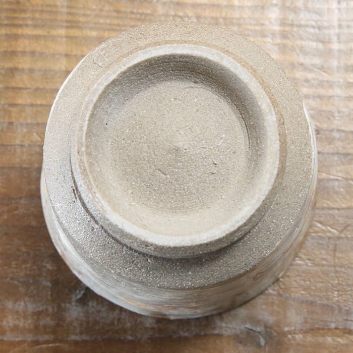 【益子焼】  荒土の湯呑み 単品 グレーの生地と刷毛目 野ぶどう 金縁取り 湯呑み単品 一点物 （ 長寿のお祝い 退職祝い 退職記念 ご自分へのご褒美 などの贈り物にも）