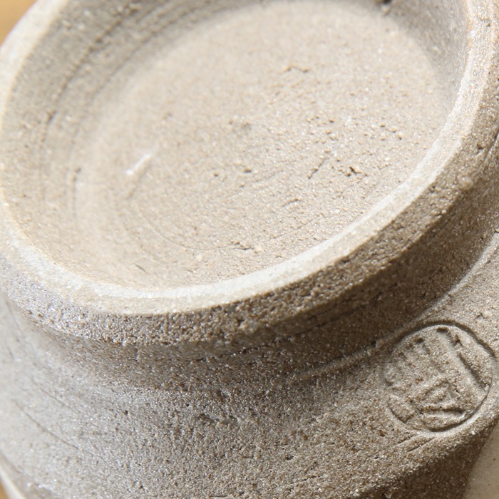 【益子焼】  荒土の湯呑み 単品 グレーの生地と刷毛目 野ぶどう 金縁取り 湯呑み単品 一点物 （ 長寿のお祝い 退職祝い 退職記念 ご自分へのご褒美 などの贈り物にも）