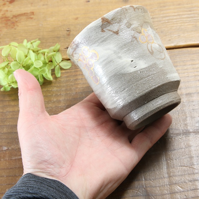 【益子焼】  荒土の湯呑み 単品 グレーの生地と刷毛目 野ぶどう 金縁取り 湯呑み単品 一点物 （ 長寿のお祝い 退職祝い 退職記念 ご自分へのご褒美 などの贈り物にも）
