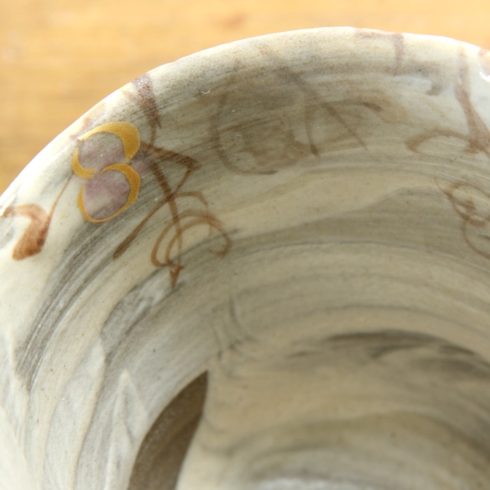 【益子焼】  荒土の湯呑み 単品 グレーの生地と刷毛目 野ぶどう 金縁取り 湯呑み単品 一点物 （ 長寿のお祝い 退職祝い 退職記念 ご自分へのご褒美 などの贈り物にも）