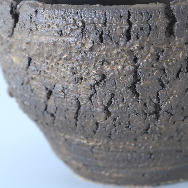 【益子焼】 4.1号鉢 高さ約8.5cm 側面に穴あり 植木鉢 陶器鉢 塊根植物 アガベ サボテン コーデックス 【炸裂紋鉢 大地の鼓動】 作家 陶芸家 横山雄一作 一点物